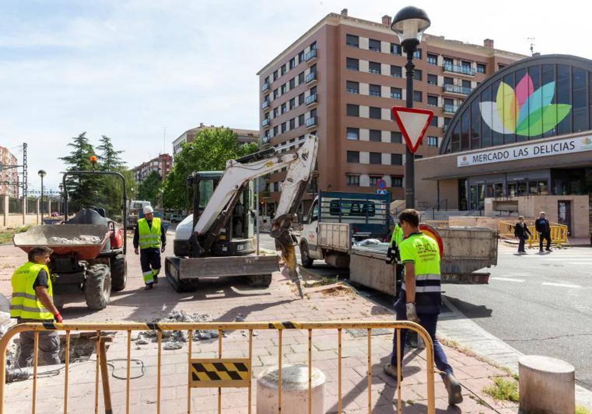 Operarios trabajan en la calle Guipúzcoa, que estará cortada hasta febrero por obras.