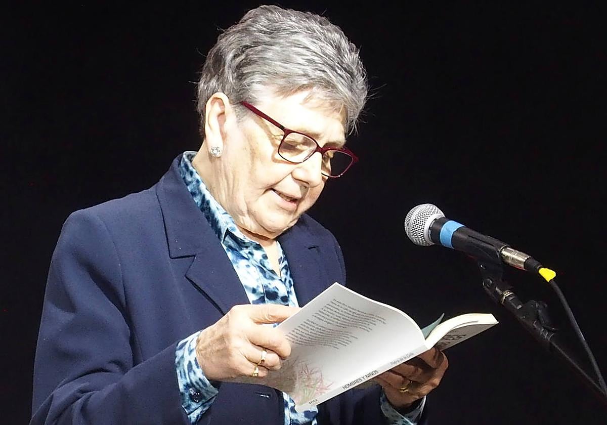 Petra de la Calle, de la localidad vallisoletana de Rábano, lee uno de sus poemas.