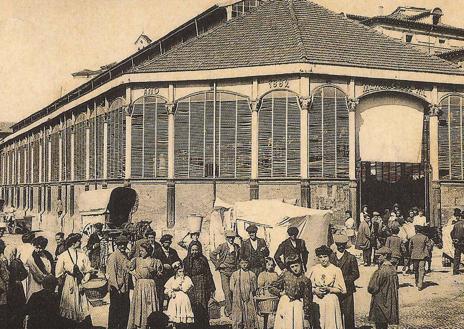 Imagen secundaria 1 - Arriba, ilustración del mercado del Val, realizada por Joseph Thomas, hacia 1900. Debajo, a la izquierda, postal del mercado a principios del siglo XX. A la derecha, el mercado en 2015.