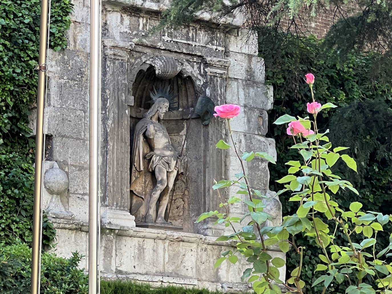 Parte de arriba de la portada del Hospital de la Resurrección, hoy en el jardín delantero de la Casa Cervantes de Valladolid.