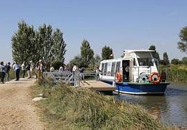 Barco turístico del Canal de Castilla en Frómista.