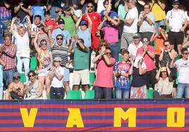 La grada de La Albuera celebra un gol de la Gimnástica Segoviana.