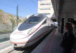 Usuarios esperan en el andén de la estación Segovia-Guiomar.