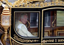 Carlos III espera en la carroza la llegada de su hijo Guillermo.