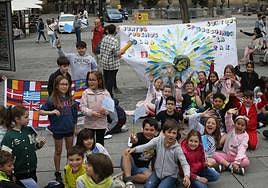 Escolares exhiben una pancarta por la paz en la conmemoración del Día de Europa en Segovia.