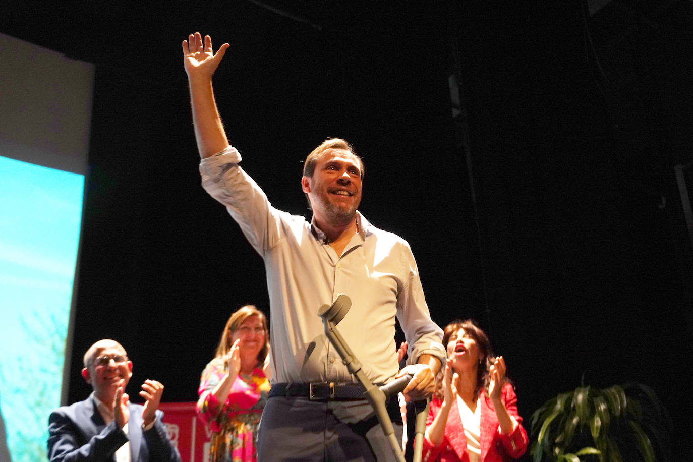 Óscar Puente, en el escenario del salón de actos del centro cívico de La Victoria.