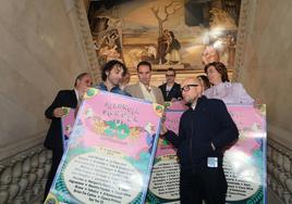 Los organizadores del festival, con representantes de las instituciones, en la escalinata del Ayuntamiento.