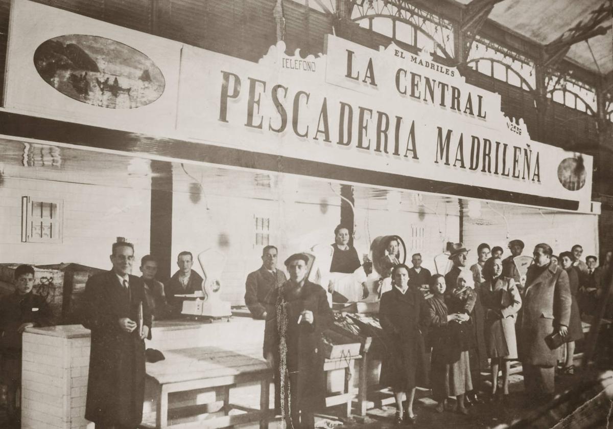 Eugenio y Tomasa, fundadores del comercio, posan junto a algunos de sus hijos y varios empleados dentro de su puesto en el Mercado del Val. Con sombrero, entre los clientes, el bailarín vallisoletano Vicente Escudero; junto a él, con el bolso bajo el brazo, la bailarina Mariemma.