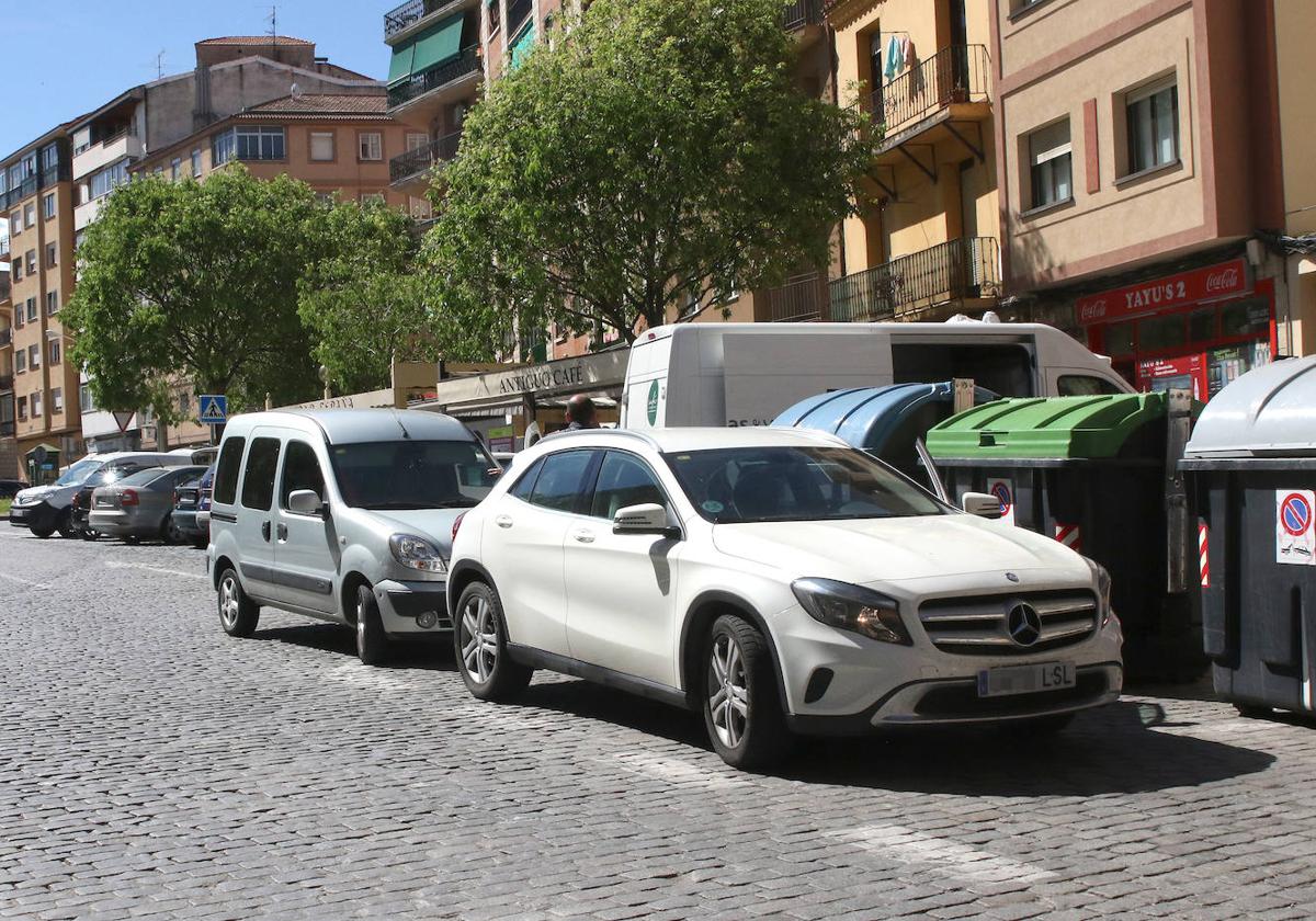 Coches aparcados sobre el carril bici en el barrio de Santa Eulalia.