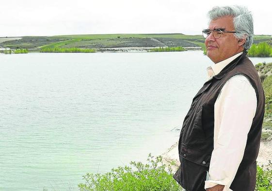 Miguel García, junto al embalse de Valdemudarra.