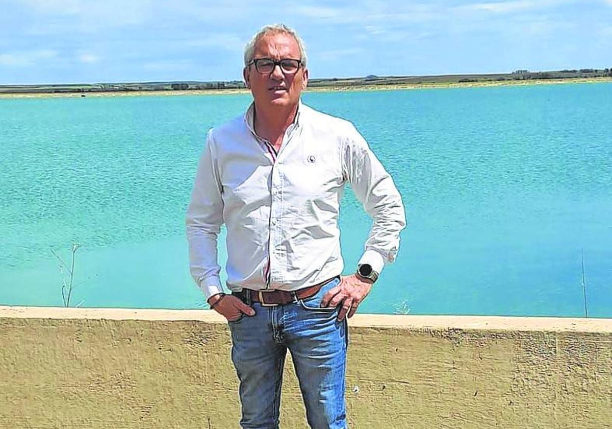 José Luis Antón, junto a la balsa de Tierra de Campos.