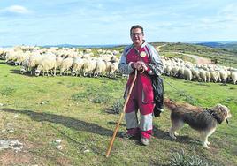 José Luis Fraile, con su rebaño de ovejas y su perro.