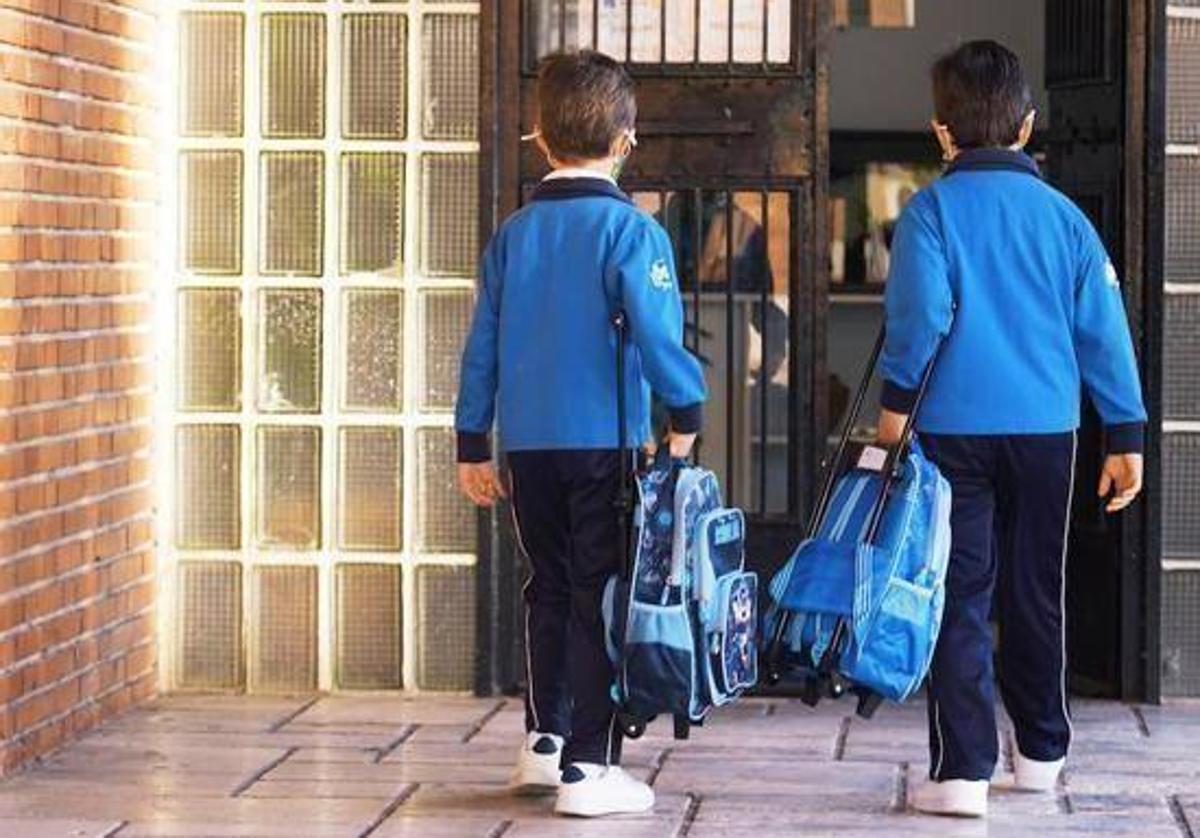 Alumnos entrando en un colegio.