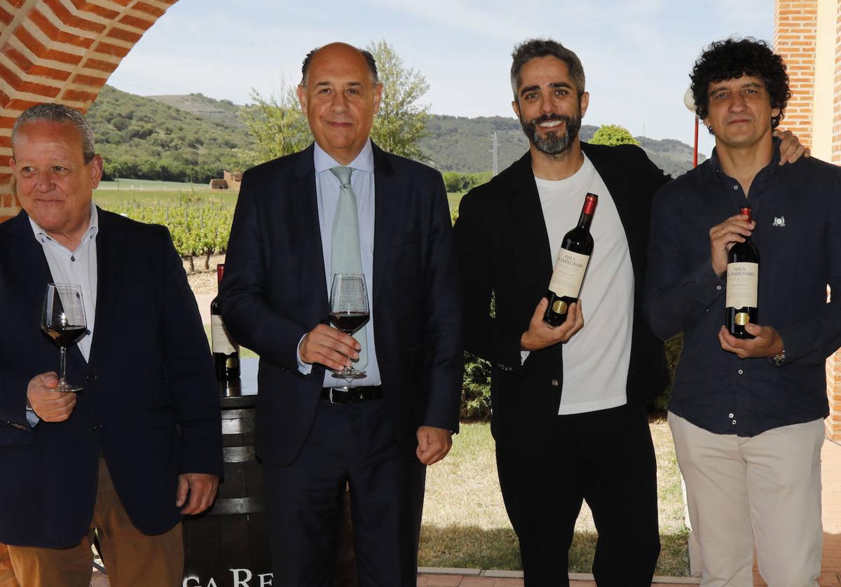 Luis Cuadrado, enólogo; Víctor Vélez, director general de Barbadillo; Roberto Leal y Jero García.