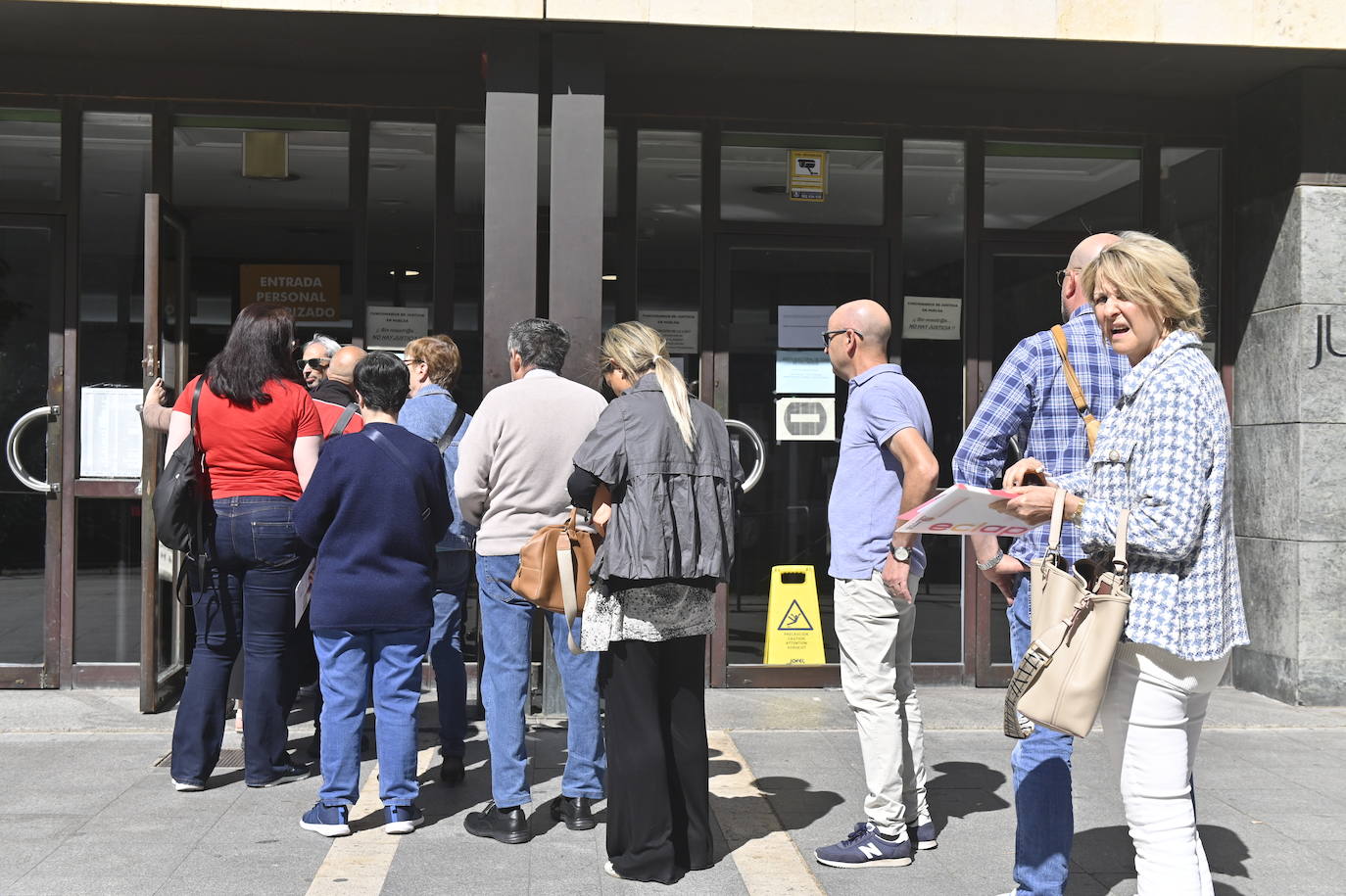 Imágenes de los miembros de las mesas electorales presentando sus alegaciones