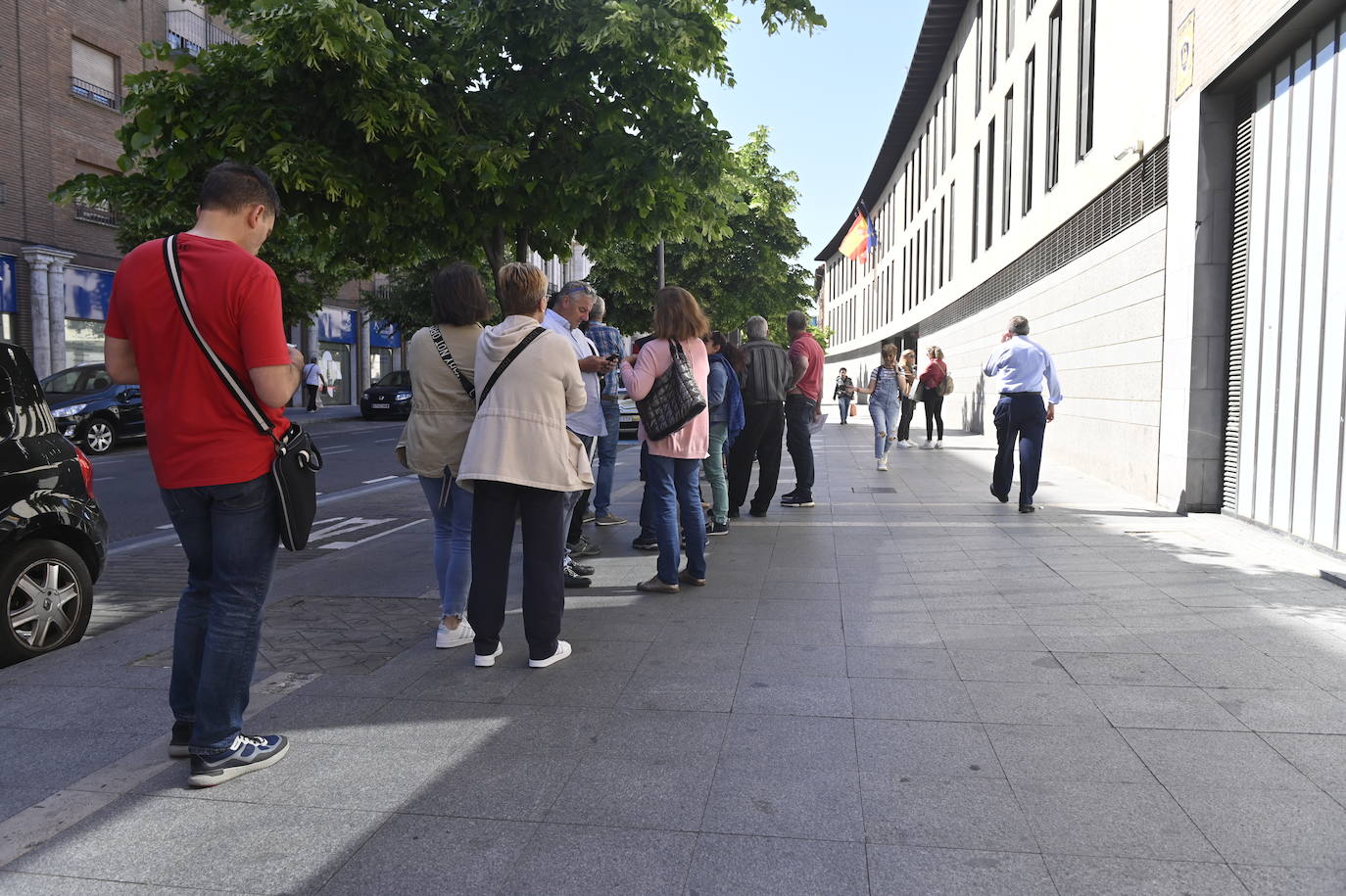 Imágenes de los miembros de las mesas electorales presentando sus alegaciones