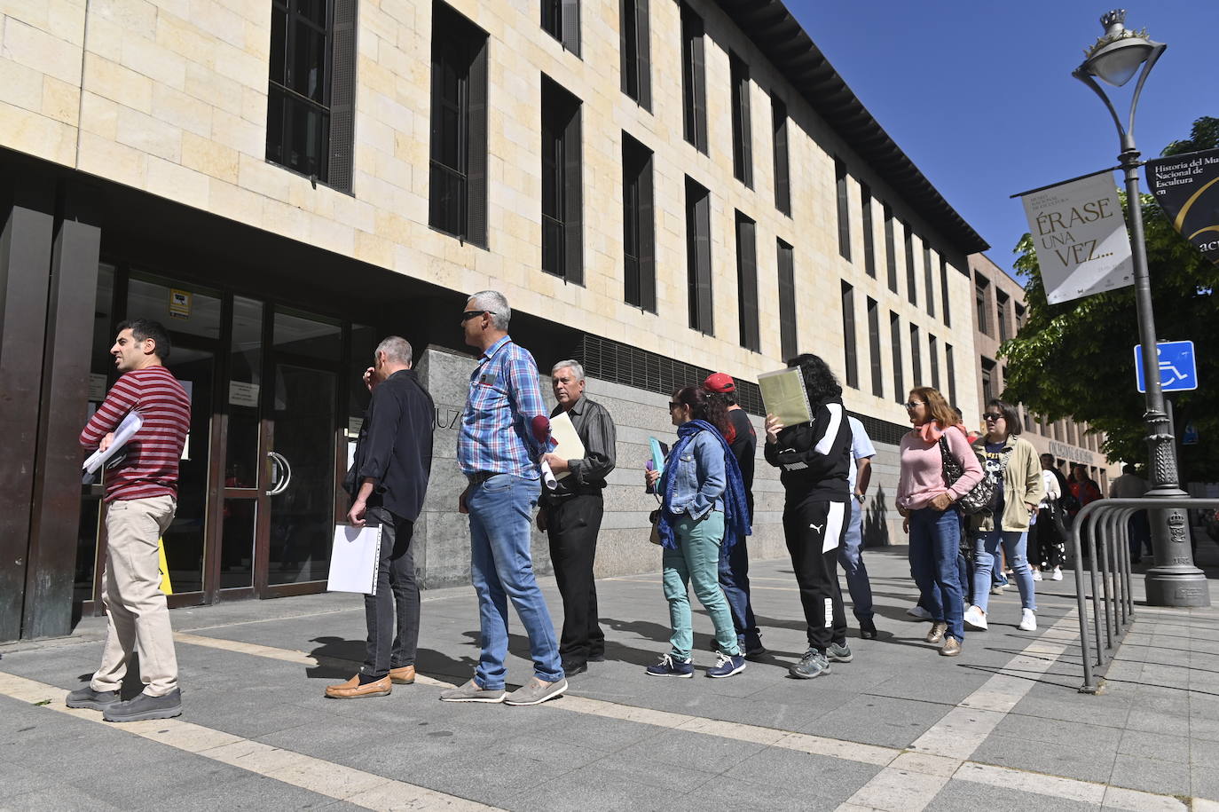 Imágenes de los miembros de las mesas electorales presentando sus alegaciones