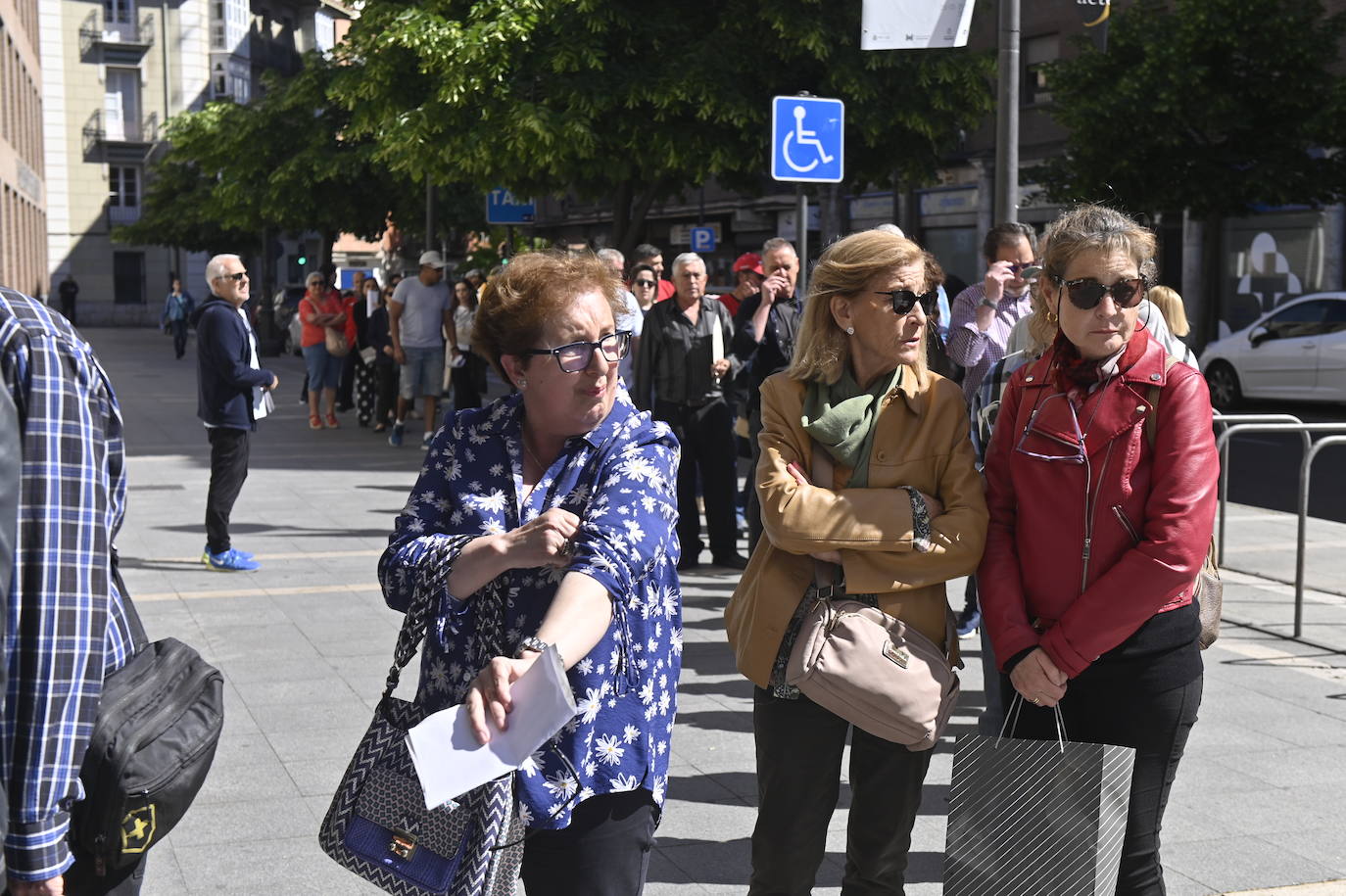 Imágenes de los miembros de las mesas electorales presentando sus alegaciones