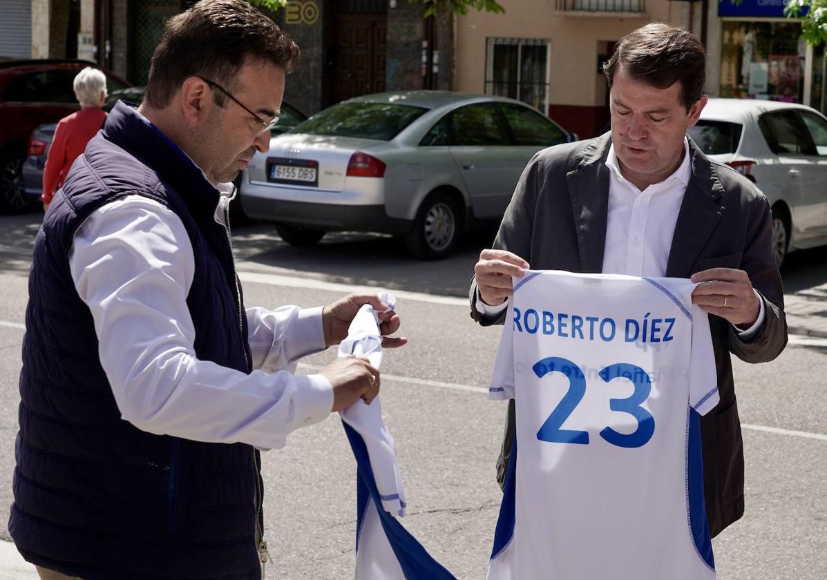 Fernández Mañueco, con Toberto Díez, candidato a revalidad la Alcaldía de Peñafiel, este miércoles