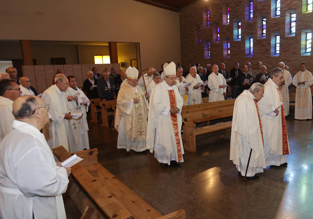 Los sacerdotes, con el obispo, en la celebración de San Juan de Ávila.