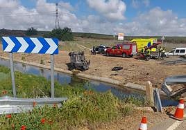 Vehículo volcado tras salirse de la vía a la altura de un paso sobre una acequia.