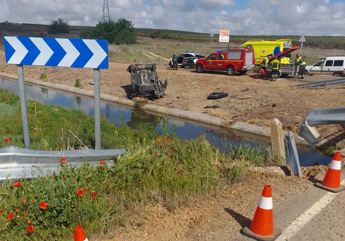 Vehículo volcado tras salirse de la vía a la altura de un paso sobre una acequia.