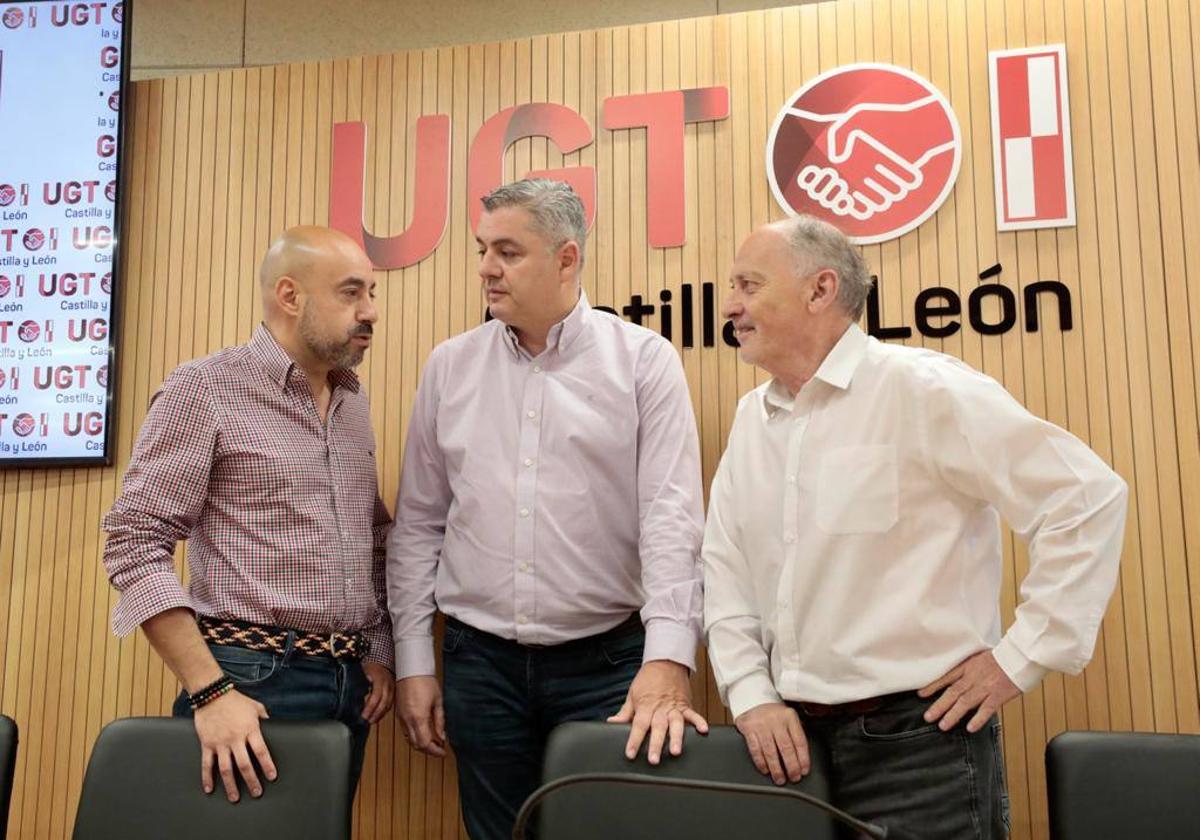 Faustino Temprano, secretario general de UGT Castilla y León (drcha), con Óscar Lobo (izda), secretario de Organización, y Manuel Carlos Martín (centro), secretario de Administración.