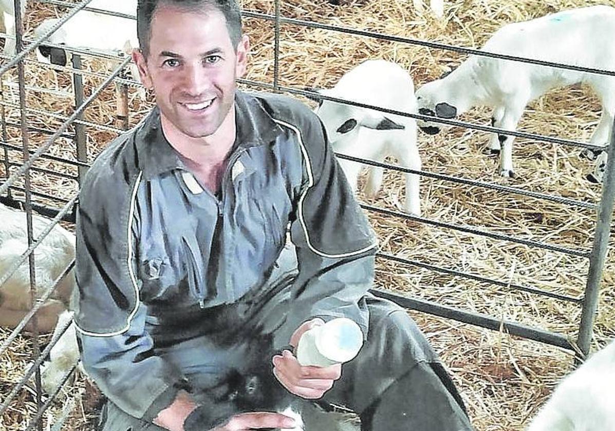 Sergio Lázaro en plena labor de alimentar a los corderos.