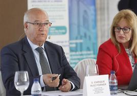 Enrique Ruiz, presidente del Consejo Autonómico de Enfermería, y Carmen Bárcena, presidenta del Colegio de Palencia.