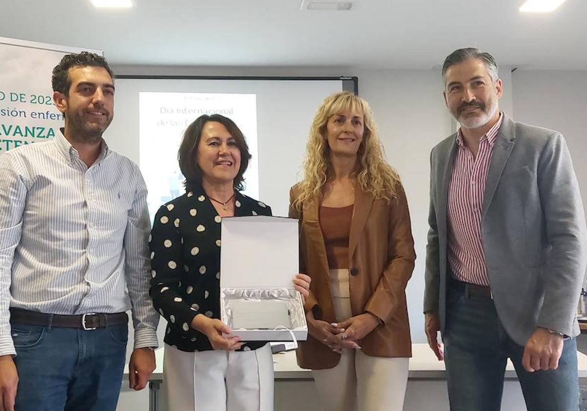 Mercedes Fernández (segunda por la izquierda), junto al decano de la Facultad de Enfermería; la presidenta del Colegio Profesional de Enfermería de Valladolid y el director de Enfermería del Hospital Clínico de Valladolid.