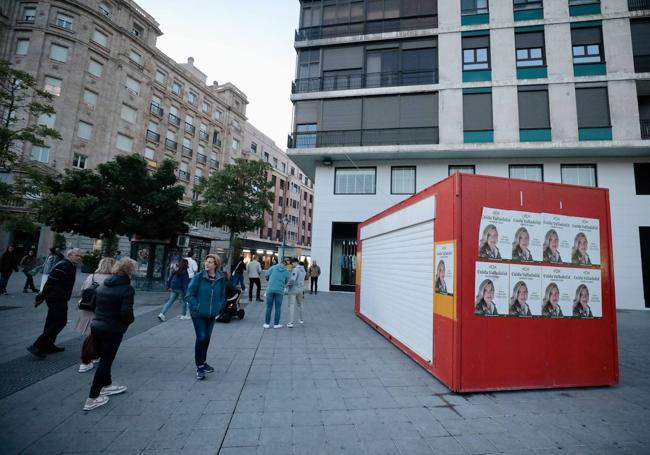 Caseta de Vox cerrada tras el acto del PP celebrado a escasos metros de allí.