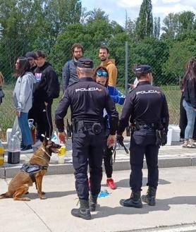 Imagen secundaria 2 - Unidades motorizadas, de intervención y guías caninos, durante la fiesta. 