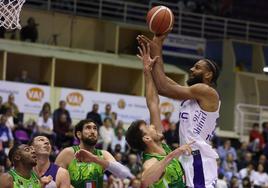 Lucas N'Guessan, uno de los destacados, se levanta para dejar un tiro.