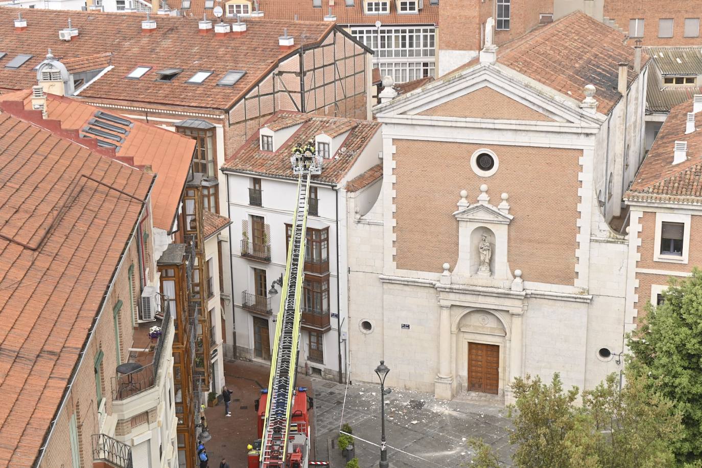 Imágenes tras la caída del rayo sobre la cruz de la Capilla de las Esclavas