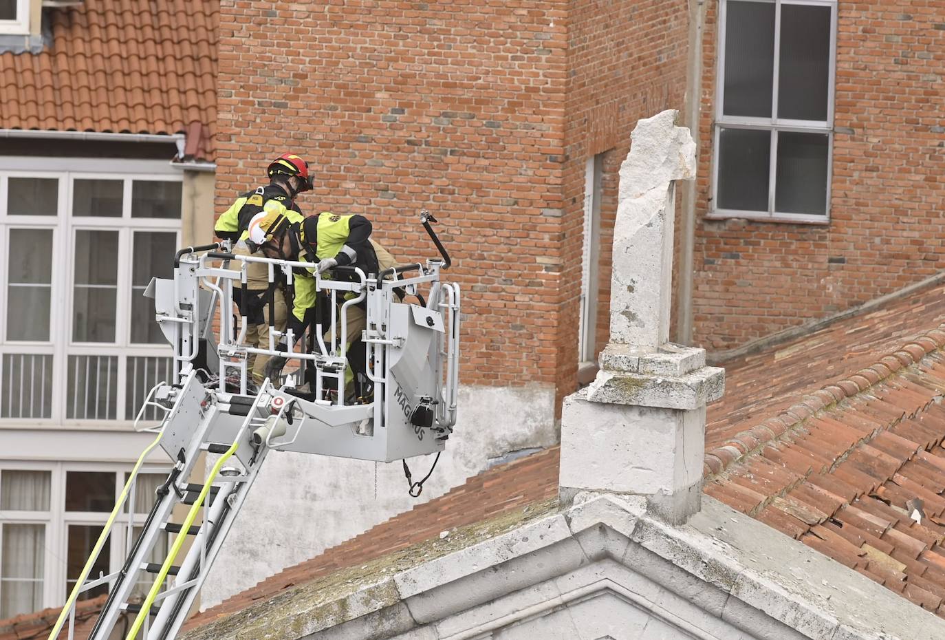 Imágenes tras la caída del rayo sobre la cruz de la Capilla de las Esclavas