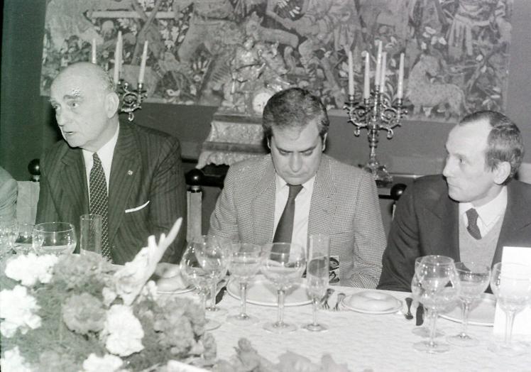 Imagen principal - Comida de directivas con Nicolau Casaus, vicepresidente del Barcelona; el técnico Luis Costa y el jugador José Mario Cano.