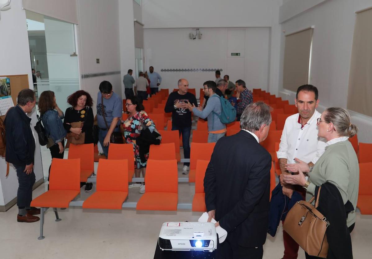 Reunión del alcalde con los vecinos de la zona de Campos Góticos.