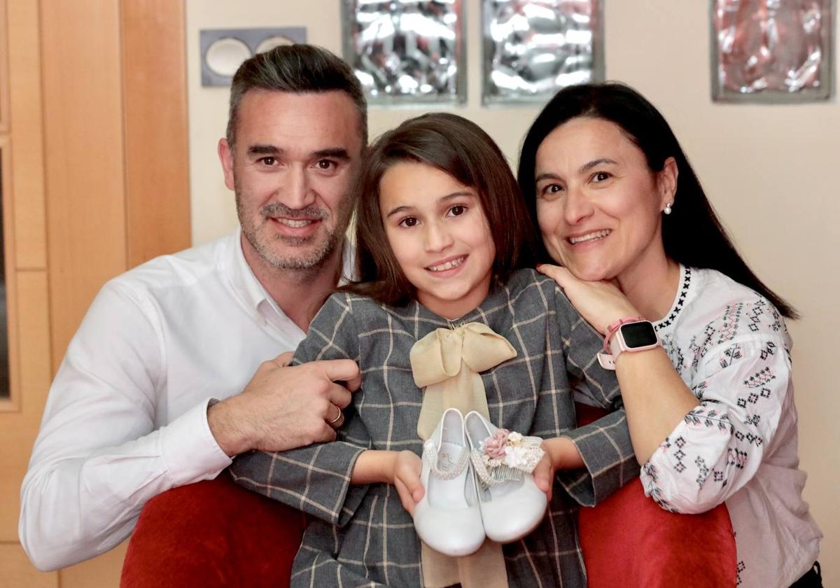 Alberto Molpeceres y Gemma Delgado con su hija Claudia y sus zapatos de comunión