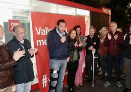 Óscar Puente, actual alcalde y candidato del PSOE, en la pegada de carteles