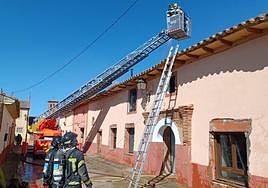 Los Bomberos trabajan con un camión escala para sofocar el fuego.