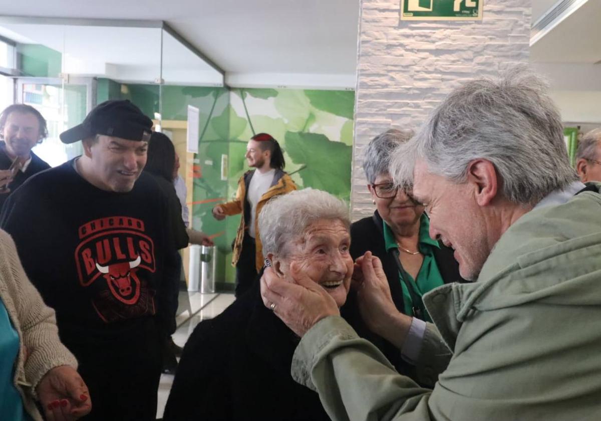 Natividad recibe el cariño de su familia.