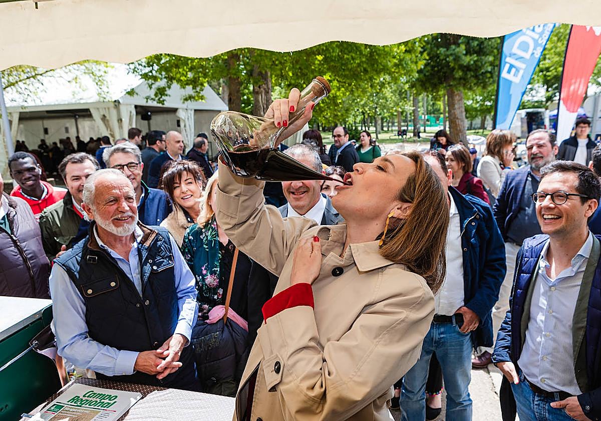 La secretaria general del Partido Popular, Cuca Gamarra, en la Feria Agrícola de Almazán.