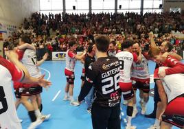 Jugadores del Nava celebran el ascenso a Asobal.