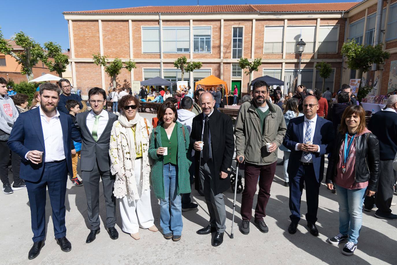 Concejales de varias formaciones disfrutan de un chocolate con los vecinos en el barrio de San Pedro Regalado.