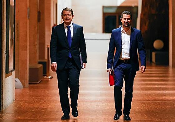 Mañueco y Tudanca, hace unos meses en los pasillos de las Cortes regionales.