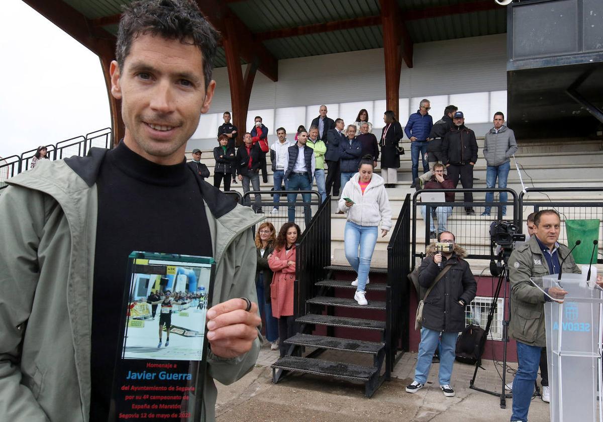 Javi Guerra, durante el homenaje del Ayuntamiento de Segovia en las pistas Antonio Prieto.