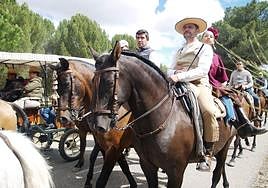 Los jinetes recorren el camino hasta la ermita de Sacedón.