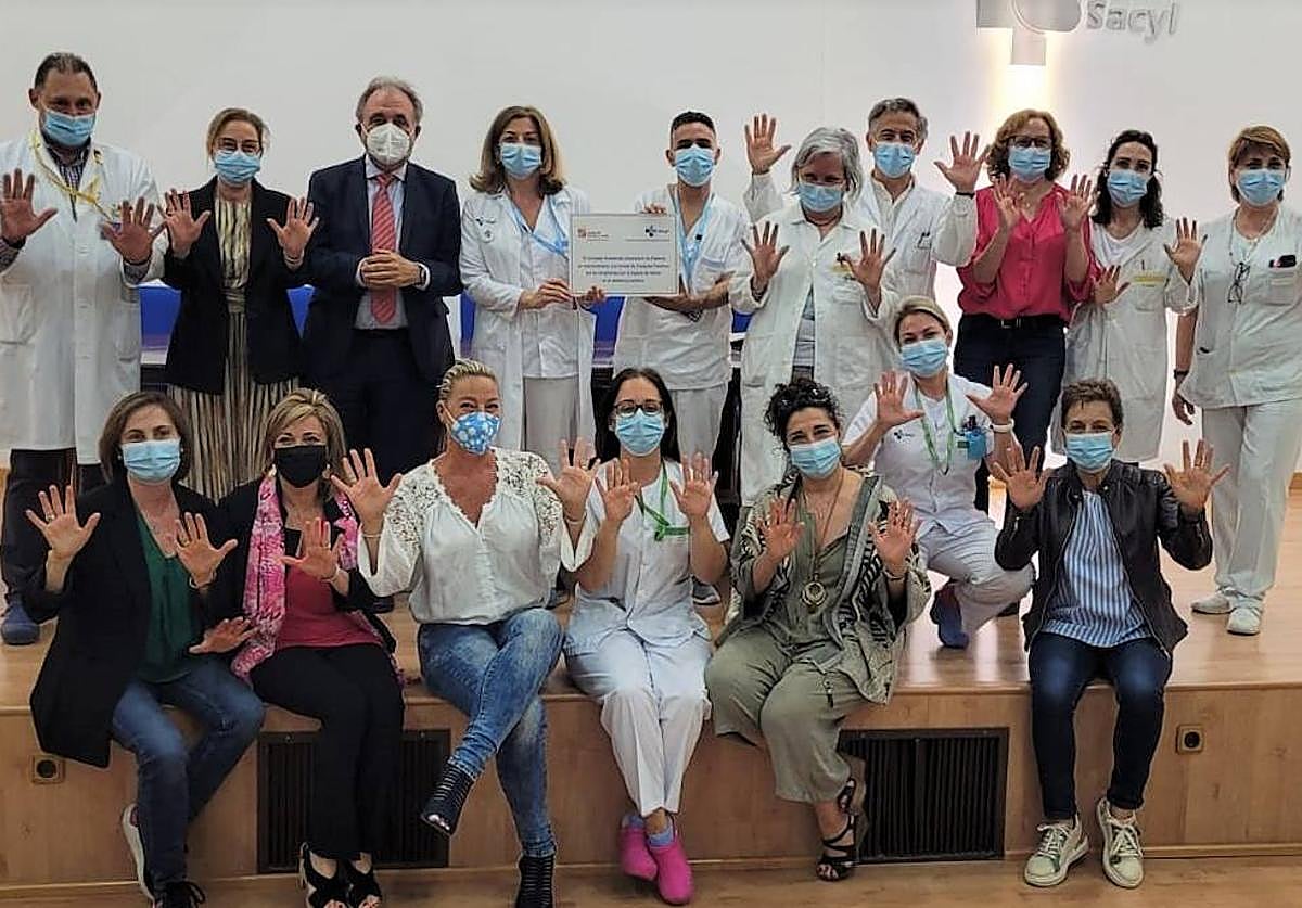 El personal de la unidad premiada posa con el delegado de la Junta, José Antonio Rubio.