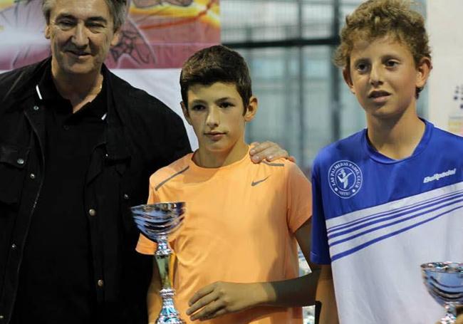 Arturo Coello, de naranja, junto a su compañero Miguel Yanguas en el Torneo Nacional de Menores TYC Premium disputado en Tarragona en 2014.