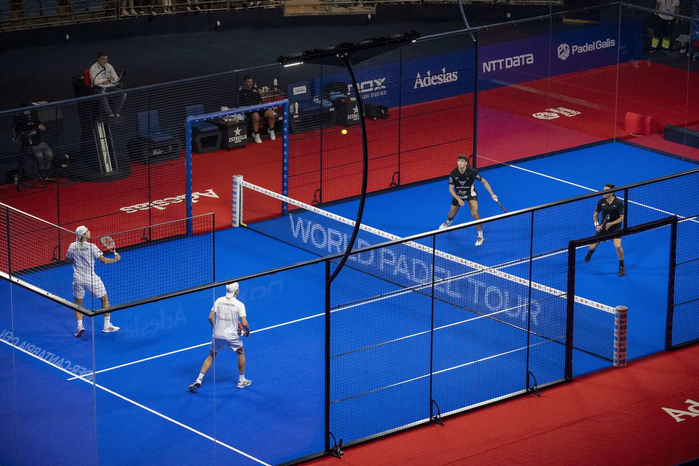 Al fondo a la izquierda, de negro, durante el Santander Open que disputó junto a Belasteguín.